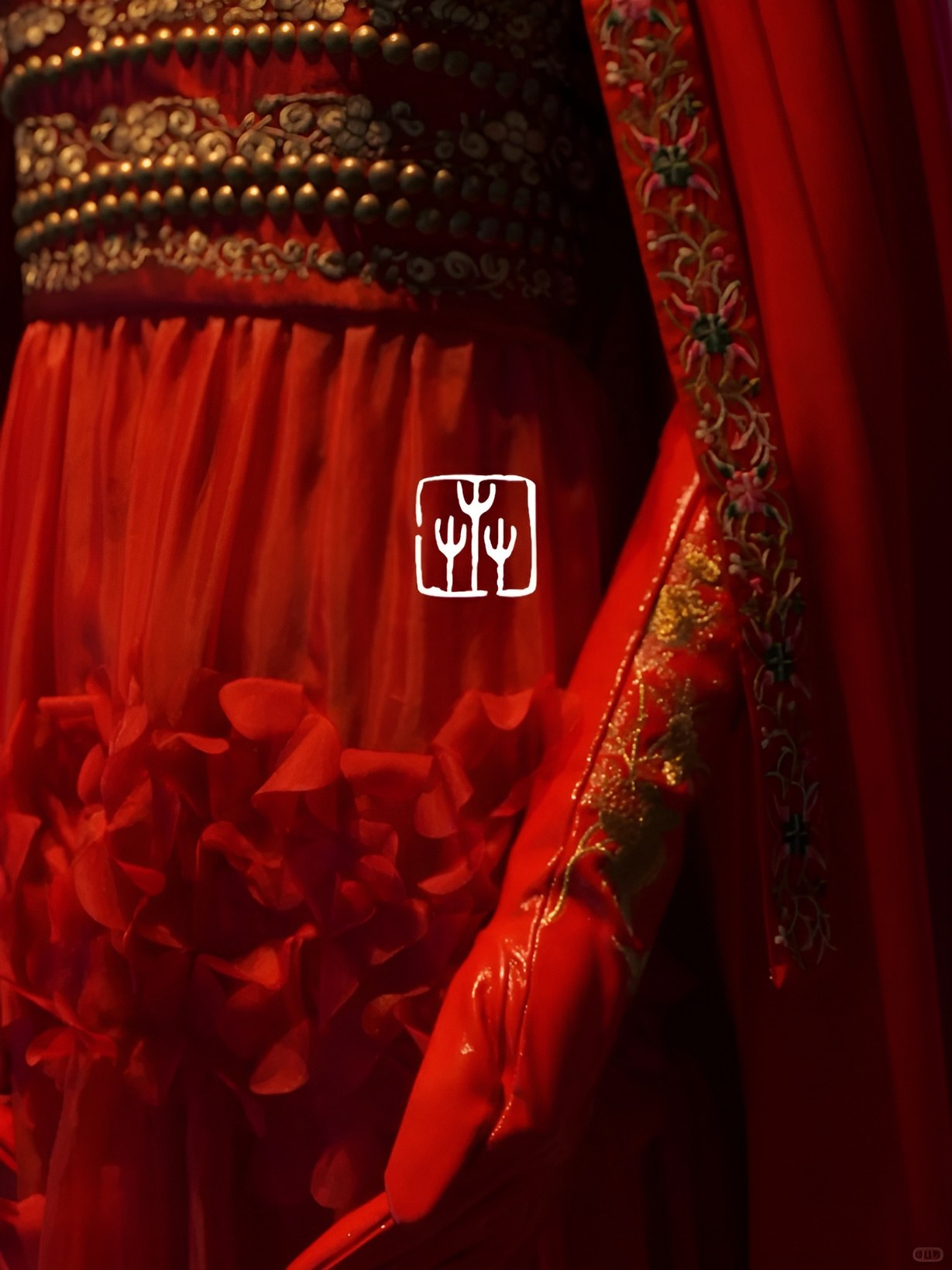 HUI Milano red curtain, brand report by Camilla Caccialanza